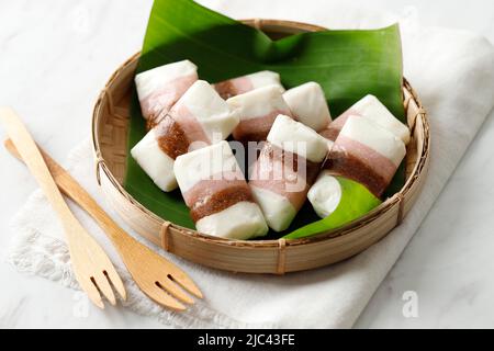 Getuk Tigna Warna ou Getuk Trio, en-cas javanais traditionnel sucré de Magelang. Un mélange de manioc et de noix de coco, servi sur une assiette de bambou sur le blanc Banque D'Images