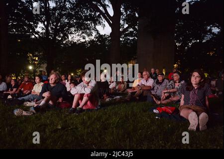 Washington, États-Unis. 09th juin 2022. Une foule à l'extérieur du bâtiment du Capitole regarde sur un écran vidéo tandis que le comité spécial de la Chambre enquêtant sur l'attaque du 6 janvier contre le Capitole des États-Unis tient sa première audience publique, à Washington, DC jeudi, 9 juin 2022. Photo de Bonnie Cash/UPI Credit: UPI/Alay Live News Banque D'Images