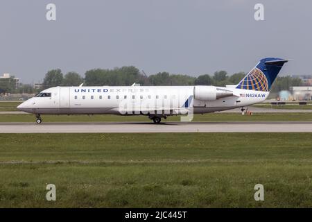 Montréal, Canada. 21st mai 2022. Un Bombardier CRJ-200LR United Express (Air Wisconsin) vient d'atterrir à l'aéroport international Pierre Elliott Trudeau de Montréal. Air Wisconsin Airlines est une compagnie aérienne régionale basée à l'aéroport international d'Appleton dans la ville de Greenville, Wisconsin (photo de Fabrizio Gandolfo/SOPA Images/Sipa USA) Credit: SIPA USA/Alay Live News Banque D'Images