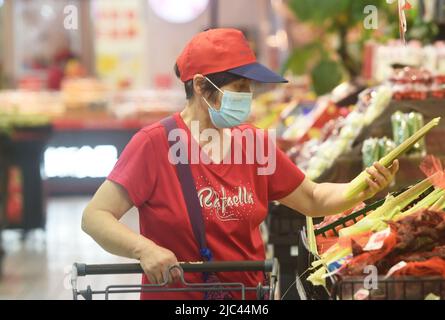 HANGZHOU, CHINE - 10 JUIN 2022 - les clients achètent des légumes dans un supermarché de Hangzhou, dans la province du Zhejiang, en Chine orientale, au 10 juin 2022. La somme de la Chine Banque D'Images