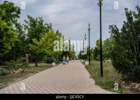 Sébastopol, Crimée-17 juin 2021: Allée du Parc de la victoire avec les gens. Banque D'Images