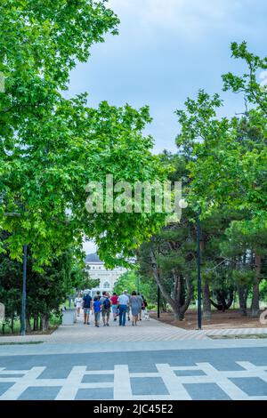 Sébastopol, Crimée-17 juin 2021: Allée du Parc de la victoire avec les gens. Banque D'Images