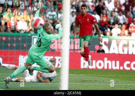 Lisbonne, Portugal. 9th juin 2022. Joao Cancelo (R) du Portugal tire pour marquer pendant la Ligue des Nations de l'UEFA Un match de football entre le Portugal et la République tchèque au stade José Alvalade à Lisbonne, Portugal, sur 9 juin 2022. Crédit: Pedro Fiuza/Xinhua/Alay Live News Banque D'Images