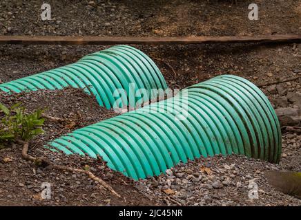 Tuyaux modernes en polypropylène pour système de drainage souterrain. Propriétés durables et anticorrosives des tuyaux d'eau, du système de drainage. Mise au point sélective, non Banque D'Images