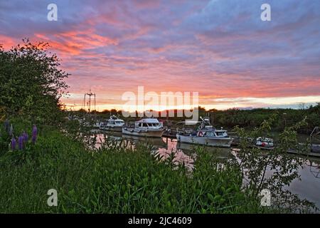 Bateaux sur une rivière pendant un coucher de soleil d'été Banque D'Images