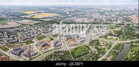 Vue panoramique aérienne du quartier résidentiel de Minsk, Biélorussie, le jour d'été ensoleillé Banque D'Images