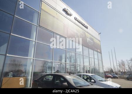 Kirov, Russie - 12 avril 2022 : entrée à la salle d'exposition avec les voitures de la concession Chevrolet dans la ville de Kirov Banque D'Images