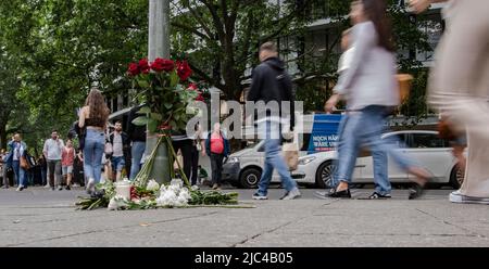 Berlin, Allemagne. 09th juin 2022. Des fleurs ont été posées sur la scène. Credit: Paul Zinken/dpa/Archivbild/dpa/Alay Live News Banque D'Images