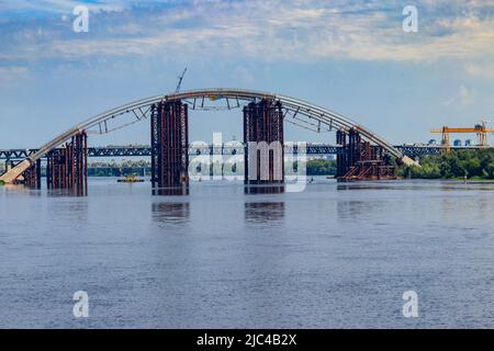 Le pont de Podilsko-Voskresenskyi ou le pont de métro de Podilskyi est un pont combiné route-rail sur le fleuve Dnieper en construction à Kiev, en Ukraine Banque D'Images