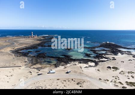 Vue aérienne sur les lacs de Cotillo et le phare d'el Toston Banque D'Images