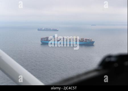 Hambourg, Allemagne. 09th juin 2022. Le navire à conteneurs Marstal Maersk (v) est à l'ancre dans la mer du Nord, devant le cargo Cosco Vietnam appartenant à la compagnie maritime Cosco. Des dizaines de navires sont à l'ancre dans le Bight allemand attendant d'être débarrachés en raison de l'industrie de l'expédition de conteneurs étant en dehors du pas à la suite de la pandémie de Corona. Credit: Jonas Walzberg/dpa/Alay Live News Banque D'Images