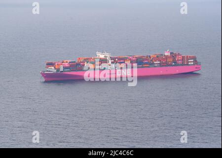 Hambourg, Allemagne. 09th juin 2022. Le navire à conteneurs One Grus est à l'ancre dans la mer du Nord. Des dizaines de navires sont ancrés dans le Bight allemand, en attente d'être débarrasés en raison de la menace de la pandémie de Corona. Credit: Jonas Walzberg/dpa/Alay Live News Banque D'Images