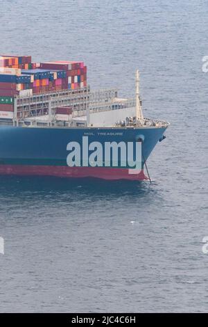 Hambourg, Allemagne. 09th juin 2022. La chaîne d'ancrage du navire à conteneurs MOL Treasure maintient le navire en position dans la mer du Nord. Des dizaines de navires sont à l'ancre dans le Bight allemand attendant d'être débarrachés en raison de l'industrie de l'expédition de conteneurs qui a été lancée à la suite de la pandémie de Corona. Credit: Jonas Walzberg/dpa/Alay Live News Banque D'Images