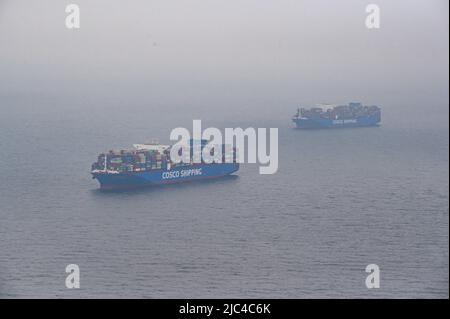 Hambourg, Allemagne. 09th juin 2022. Le navire à conteneurs CSCL Uranus (l-r) de Cosco Shipping, est à l'ancre près de son navire jumeau CSCL Saturn de Cosco Shipping en mer du Nord. Des dizaines de navires sont ancrés dans le Bight allemand, en attente d'être débarrarés, en raison de la perturbation du transport de conteneurs causée par la pandémie de Corona. Credit: Jonas Walzberg/dpa/Alay Live News Banque D'Images