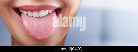 Close-up of a Woman's Face montrant sa propre langue Banque D'Images