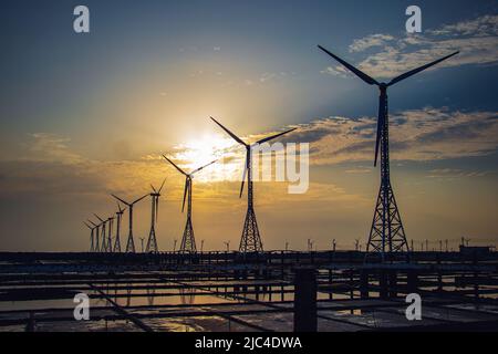 Vue au coucher du soleil sur la centrale éolienne de Kutubdia, le premier moulin à vent du Bangladesh. Banque D'Images