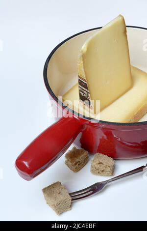 Ingrédients pour la fondue au fromage, les fromages Vacherin et Gruyère et la fourchette avec des cubes de pain, Suisse Banque D'Images