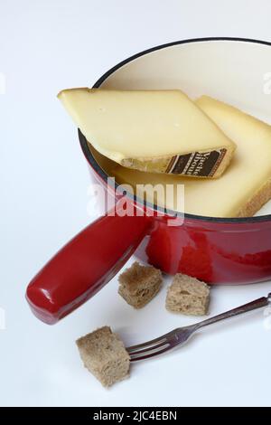 Ingrédients pour la fondue au fromage, les fromages Vacherin et Gruyère et la fourchette avec des cubes de pain, Suisse Banque D'Images