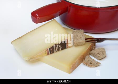 Ingrédients pour la fondue au fromage, les fromages Vacherin et Gruyère et la fourchette avec des cubes de pain, Suisse Banque D'Images