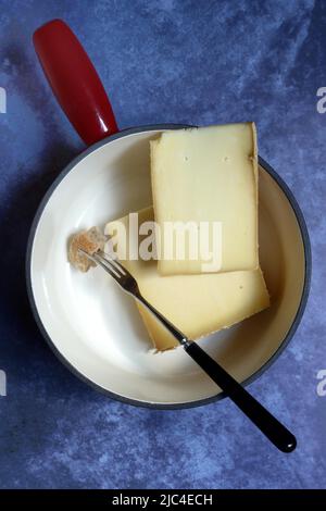 Ingrédients pour la fondue au fromage, les fromages Vacherin et Gruyère et la fourchette avec des cubes de pain, Suisse Banque D'Images