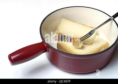 Ingrédients pour la fondue au fromage, les fromages Vacherin et Gruyère et la fourchette avec des cubes de pain, Suisse Banque D'Images