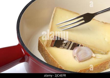 Ingrédients pour la fondue au fromage, les fromages Vacherin et Gruyère et la fourchette avec des cubes de pain, Suisse Banque D'Images