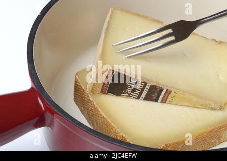 Ingrédients pour la fondue au fromage, les fromages Vacherin et Gruyère et la fourchette avec des cubes de pain, Suisse Banque D'Images