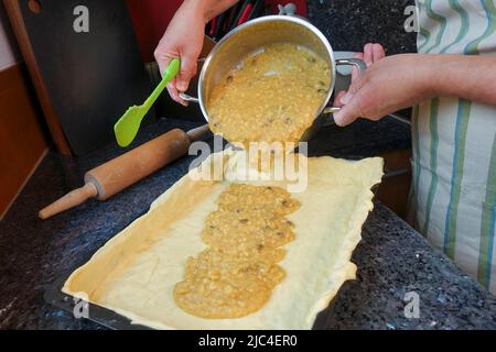 Cuisine souabe, préparation Kirchweihkuchen, spécialité de boulangerie souabe, hors du four, cuit au four, gâteau sucré, gâteau aux pommes couvert, tranches de sauce aux pommes Banque D'Images