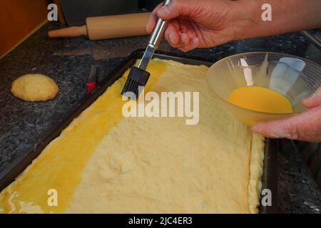 Cuisine souabe, préparation de Kirchweihkuchen, spécialité de boulangerie souabe, four, cuit au four, gâteau sucré, tarte aux pommes couverte, purée de pommes en tranches Banque D'Images