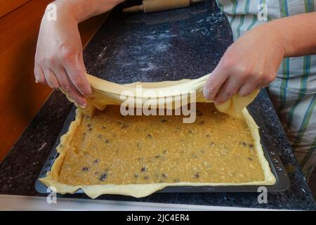 Cuisine souabe, préparation Kirchweihkuchen, spécialité de boulangerie souabe, four, cuit au four, gâteau sucré, gâteau aux pommes couvert, tranches de sauce aux pommes Banque D'Images