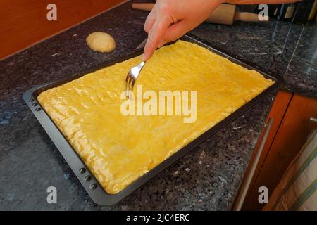 Cuisine souabe, préparation de Kirchweihkuchen, spécialité de boulangerie souabe, four, cuit au four, gâteau sucré, tarte aux pommes couverte, purée de pommes en tranches Banque D'Images