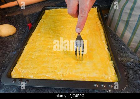 Cuisine souabe, préparation de Kirchweihkuchen, spécialité de boulangerie souabe, four, cuit au four, gâteau sucré, tarte aux pommes couverte, purée de pommes en tranches Banque D'Images