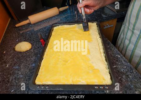 Cuisine souabe, préparation de Kirchweihkuchen, spécialité de boulangerie souabe, four, cuit au four, gâteau sucré, gâteau aux pommes couvert, tranches de sauce aux pommes Banque D'Images