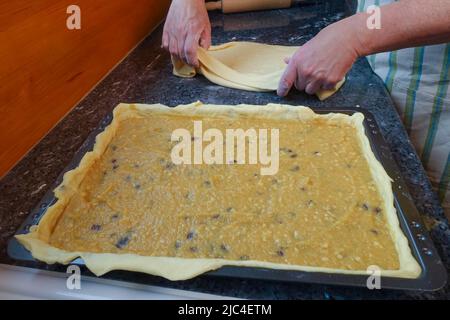 Cuisine souabe, préparation Kirchweihkuchen, spécialité de boulangerie souabe, four, cuit au four, gâteau sucré, gâteau aux pommes couvert, tranches de sauce aux pommes Banque D'Images