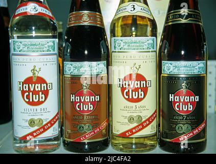 Havana Club, un rhum cubain, des bouteilles avec différents degrés de maturité, Cuba, Caraïbes Banque D'Images