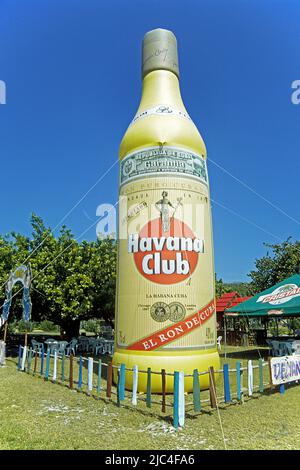 Grande bouteille de rhum en plastique Havana Club, publicité de rhum à a Fiesta, Sainte-Lucie, Cuba, Caraïbes Banque D'Images