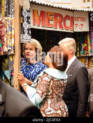 RDC Congo deuxième jour Lady Denise Nyakeru, RDC Congo Président Felix Tshisekedi, Reine Mathilde de Belgique et le Roi Philippe - Filip de Belgique photographiés lors de la visite du marché des pagnes à Kinshasa lors d'une visite officielle du couple royal belge en République démocratique du Congo, Mardi 07 juin 2022, à Kinshasa. Le roi et la reine de Belgique visiteront Kinshasa, Lubumbashi et Bukavu de 7 juin à 13 juin. Photo par Olivier Polet/ABACAPRESS.COM Banque D'Images