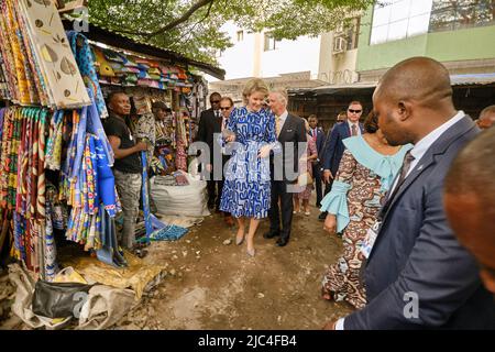 RDC Congo deuxième jour Lady Denise Nyakeru, RDC Congo Président Felix Tshisekedi, Reine Mathilde de Belgique et le Roi Philippe - Filip de Belgique photographiés lors de la visite du marché des pagnes à Kinshasa lors d'une visite officielle du couple royal belge en République démocratique du Congo, Mardi 07 juin 2022, à Kinshasa. Le roi et la reine de Belgique visiteront Kinshasa, Lubumbashi et Bukavu de 7 juin à 13 juin. Photo par Olivier Polet/ABACAPRESS.COM Banque D'Images