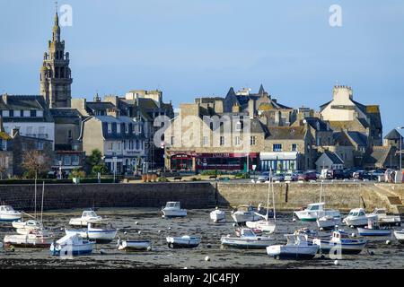 Vieille ville de Roscoff avec port à marée basse, département de Finistère Penn ar Bed, région de Bretagne Breizh, France Banque D'Images