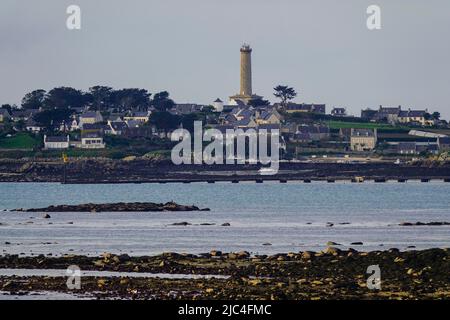 Vue à marée basse de Roscoff à l'île Ile de Batz avec phare, département Finistère Penn ar Bed, région Bretagne Breizh, France Banque D'Images