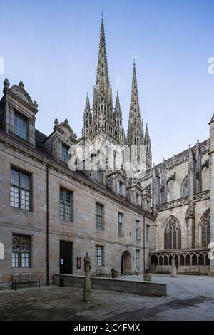 Cathédrale gothique Saint-Corentin et cour du Musée départemental breton, vieille ville de Quimper, département du Finistère, région Bretagne, France Banque D'Images