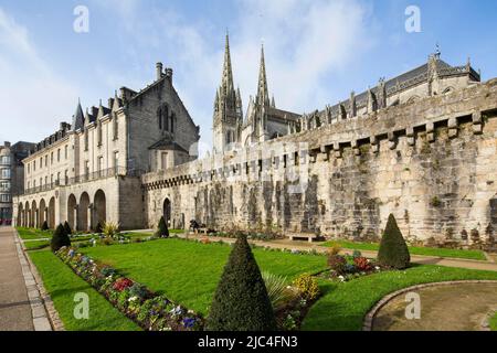 Cathédrale gothique Saint-Corentin et Musée départemental breton, boulevard Amiral de Kerguelen, vieille ville de Quimper, département de Finistère, région Banque D'Images