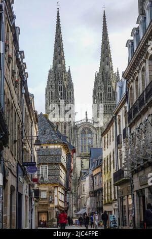 Vue par la rue Kereon de la cathédrale gothique de Saint-Corentin, vieille ville de Quimper, département du Finistère, région Bretagne, France Banque D'Images