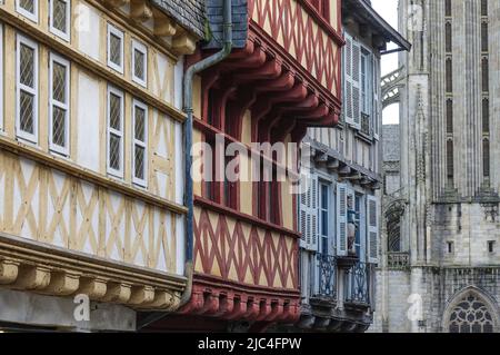 Maisons à colombages dans la rue Kereon, Cathédrale Saint-Corentin, vieille ville de Quimper, département du Finistère, région Bretagne, France Banque D'Images