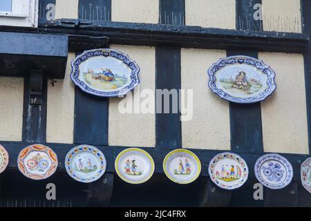 Maison à colombages avec confessions à la place Saint-Corentin, vieille ville de Quimper, département du Finistère, région Bretagne, France Banque D'Images