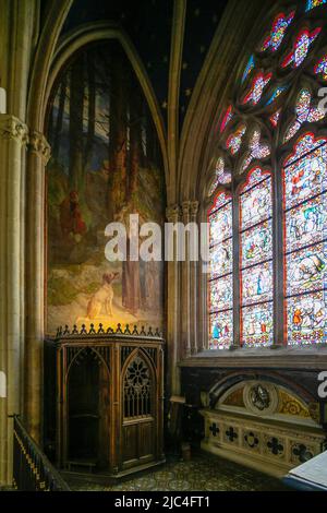 Confessionnel dans l'allée nord, cathédrale gothique Saint-Corentin, vieille ville de Quimper, département du Finistère, région Bretagne, France Banque D'Images