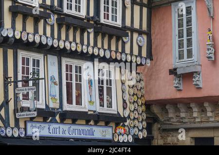 Maison à colombages avec confessions à la place Saint-Corentin, vieille ville de Quimper, département du Finistère, région Bretagne, France Banque D'Images