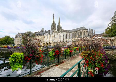 Cathédrale gothique Saint-Corentin et Musée départemental breton, ponts sur l'Odet, vieille ville de Quimper, département du Finistère, Bretagne Banque D'Images