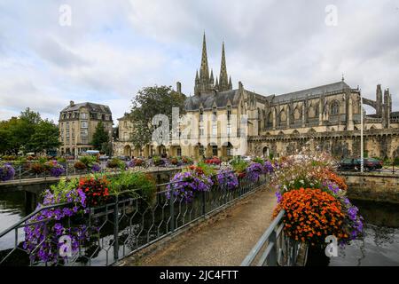 Cathédrale gothique Saint-Corentin et Musée départemental breton, ponts sur l'Odet, vieille ville de Quimper, département du Finistère, Bretagne Banque D'Images