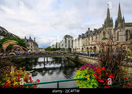 Cathédrale gothique Saint-Corentin et Musée départemental breton, ponts sur la rivière Odet, préfecture de gauche, vieille ville de Quimper, département de Banque D'Images